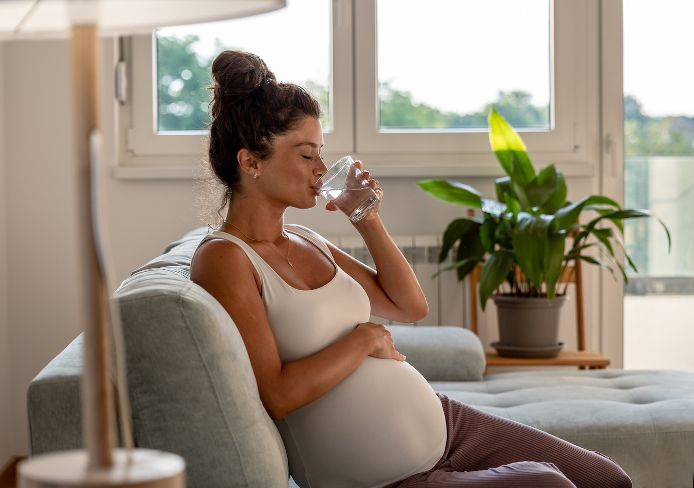 How much water should a pregnant woman drink